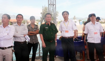 Trung tướng Trần Quang Khuê, Phó Tổng tham mưu trưởng QĐND Việt Nam, Phó Chủ tịch thường trực Ủy ban quốc gia TKCN và các đại biểu chăm chú xem các lực lượng phối hợp xử lý tình huống TKCN của buổi diễn tập.